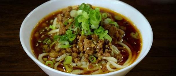 成都美食小吃担担面，卤汁酥香，咸鲜微辣